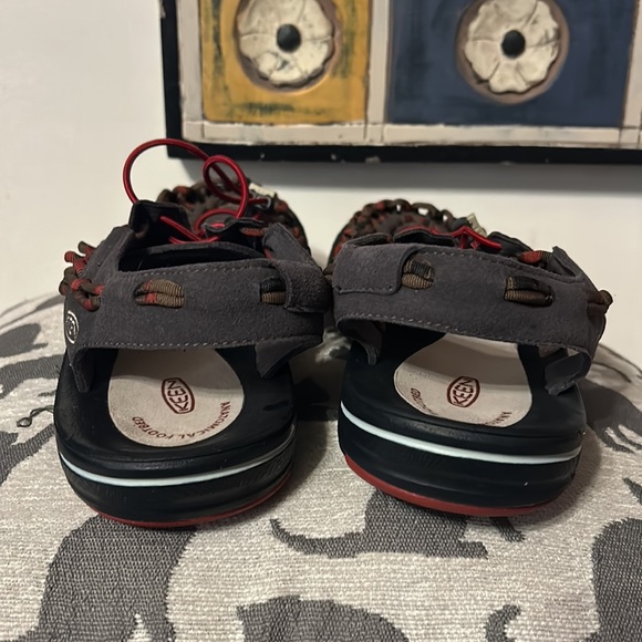 KEEN Uneek ParaCord Bungee Sandals Brown Red Black Mens 12